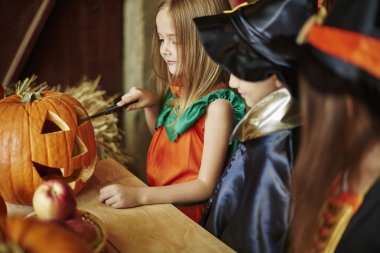 Çocuk bir kabak oyma