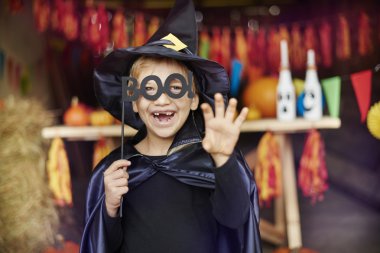 Küçük Sihirbazı korkunç olmaya çalışıyorum