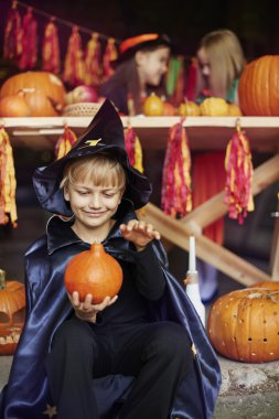 Sihirbazı kostüm boy gülümseyerek