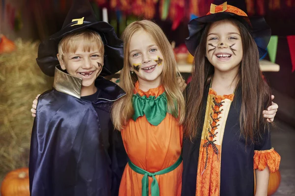 Gelukkig vrolijke kinderen — Stockfoto