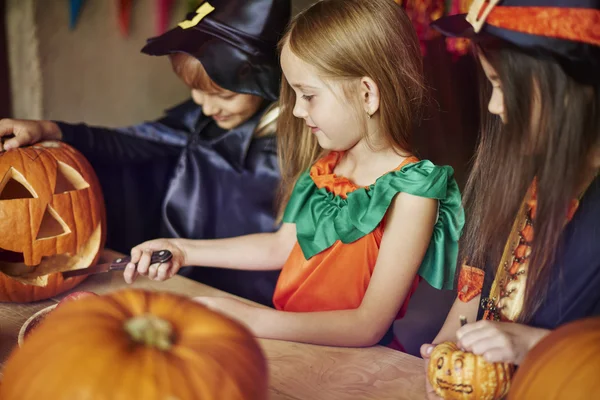 Niños tallando algunas formas en la calabaza —  Fotos de Stock