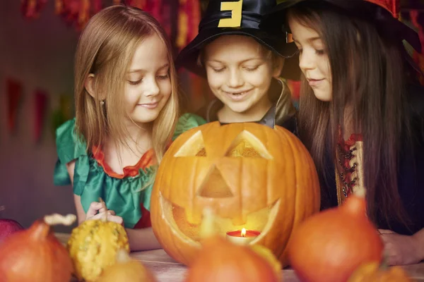 De gelukkige kinderen plezier in Halloween — Stockfoto