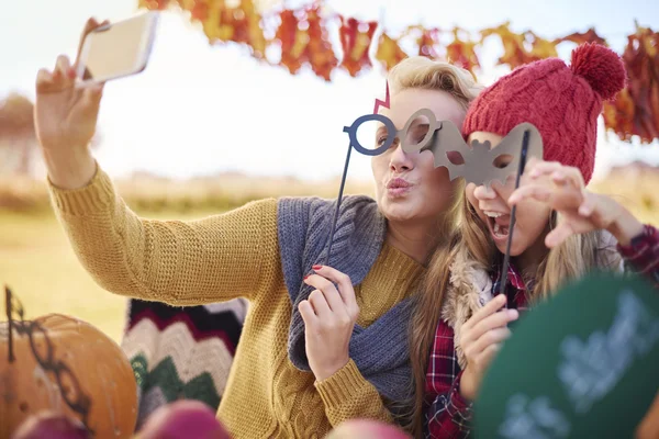 Matka i córka robią sobie selfie — Zdjęcie stockowe