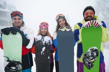 Arkadaşlar snowboard, kayak pisti için hazır