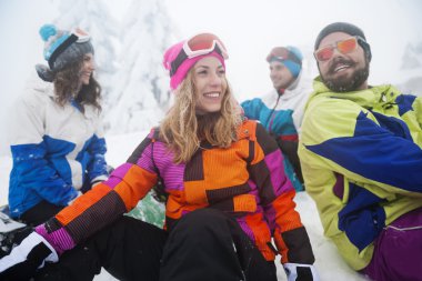 Arkadaşlar kayak pisti snowboard için hazır