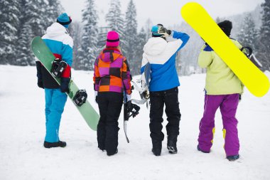 Arkadaşlar snowboard, kayak pisti için hazır