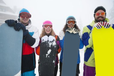 Arkadaşlar snowboard için hazırlanıyor
