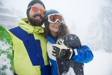 mutlu bir çift ile snowboard