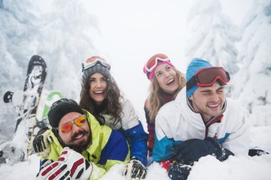 Arkadaşlar snowboard için hazırlanıyor