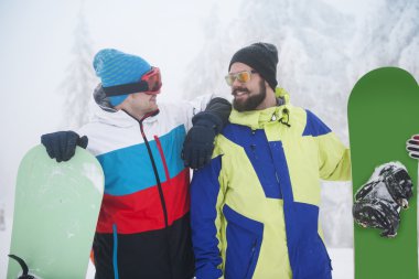 Erkekler gün snowboard ile