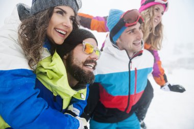 Arkadaşlar kayak pisti snowboard için hazır
