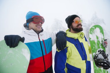 Erkekler gün snowboard ile