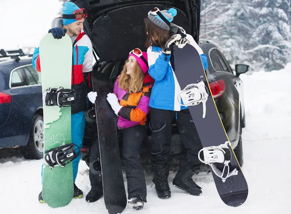 Groep vrienden op de berg in winterseizoen — Stockfoto