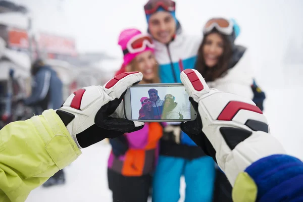 Vrienden nemen selfie in de bergen — Stockfoto