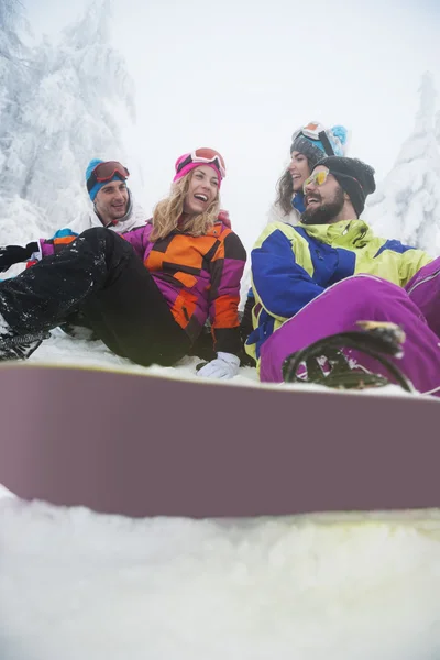 Vrienden snowboarden op de skipiste — Stockfoto