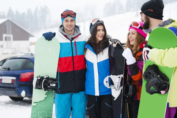 Vänner snowboard vid skidbacken — Stockfoto