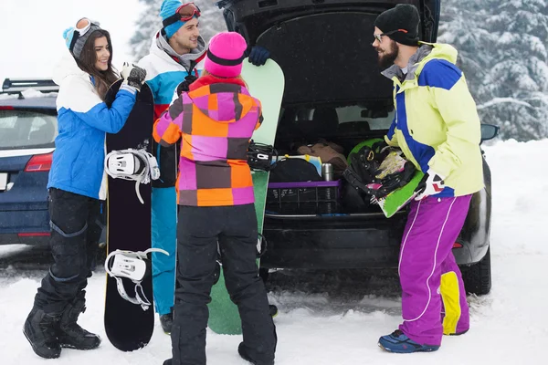 Vrienden snowboard voorbereiden — Stockfoto