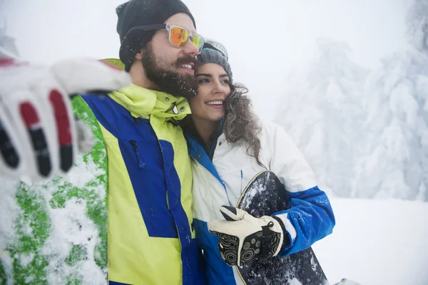 Pareja en la pista de esquí — Foto de Stock