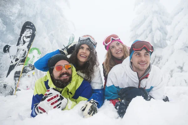 Melhores amigos Preparando-se para snowboard — Fotografia de Stock