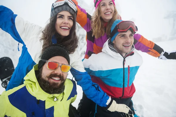 Groep van beste vrienden op de skipiste — Stockfoto