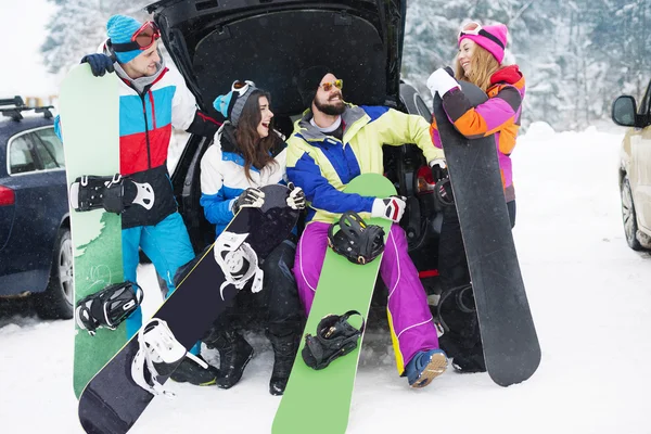 Amigos prontos para snowboard em montanhas — Fotografia de Stock