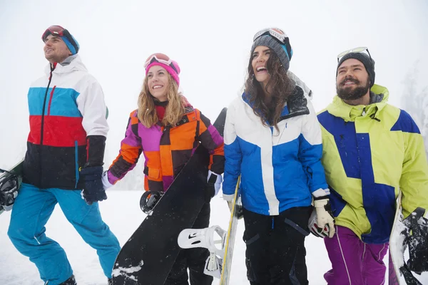Φίλοι προετοιμασία για snowboarding σε πίστα σκι — Φωτογραφία Αρχείου