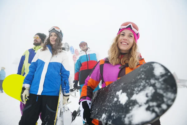 Φίλοι έτοιμο για snowboarding σε πίστα σκι — Φωτογραφία Αρχείου