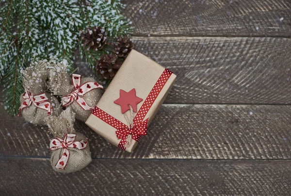 Presentes de Natal em fundo de madeira — Fotografia de Stock