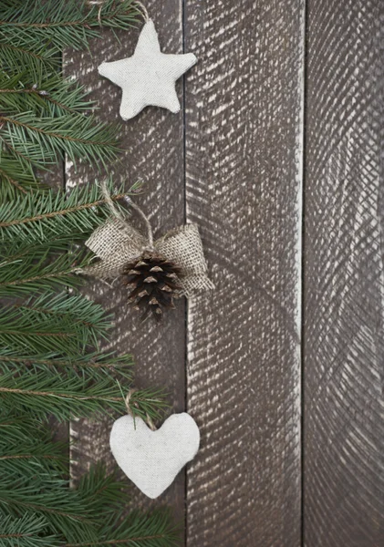 挂在松树上的圣诞装饰 — 图库照片