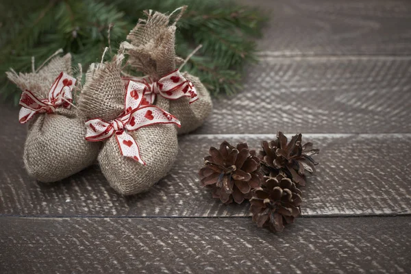 Decorazioni natalizie con pigne — Foto Stock