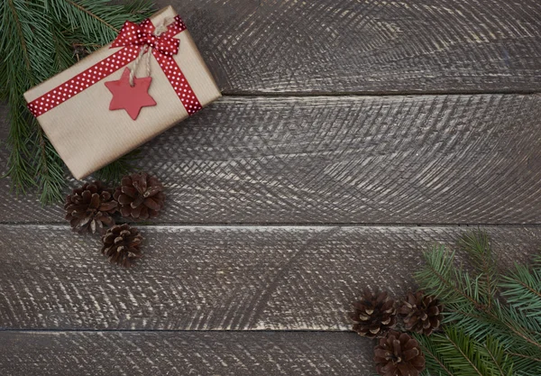Рождественские украшения на старых деревянных досках — стоковое фото