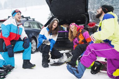 Arkadaşlar kayak pisti snowboard için hazırlanıyor