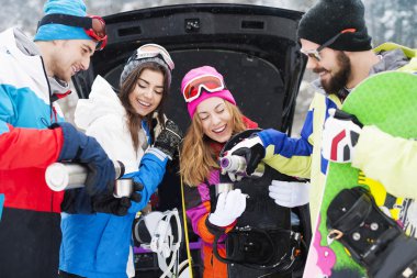 Arkadaşlar kayak pisti snowboard için hazırlanıyor