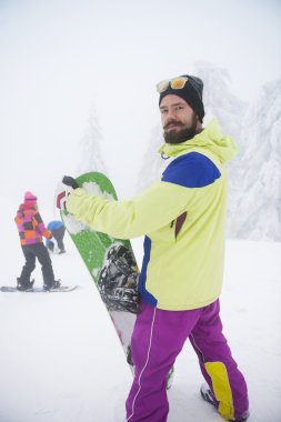 Dağlarda snowboard yapan bir adam