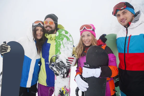 Amigos prontos para snowboard na pista de esqui — Fotografia de Stock