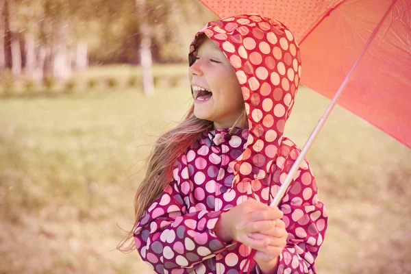 Chica sonriente con paraguas rojo —  Fotos de Stock