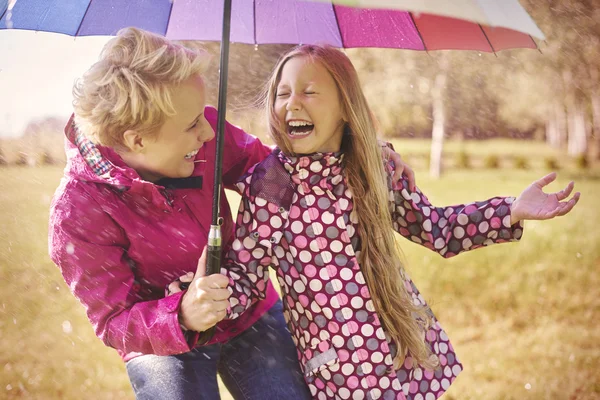 Мати з дочкою в дощову погоду — стокове фото