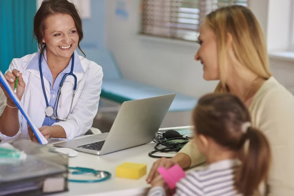 Mor och dotter besöka en läkare — Stockfoto