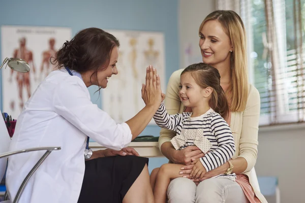 Mãe e filha visitam um médico — Fotografia de Stock