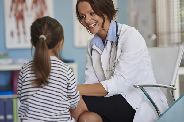 Kvinna läkare talar till hennes patient — Stockfoto