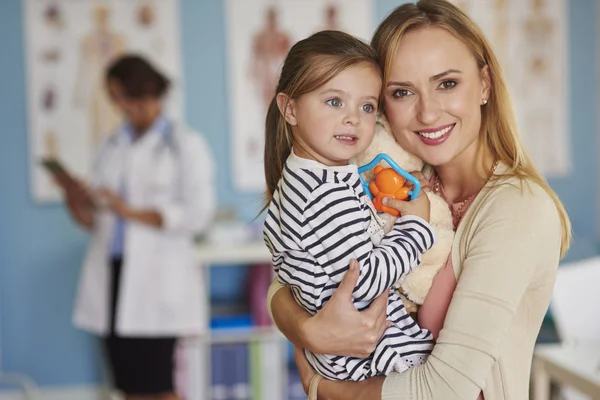 Mor och dotter besöka en läkare — Stockfoto