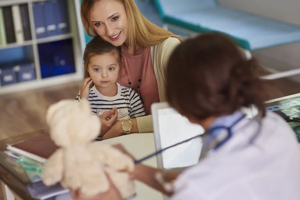 Mother and daughter visit a doctor — Stock Photo, Image