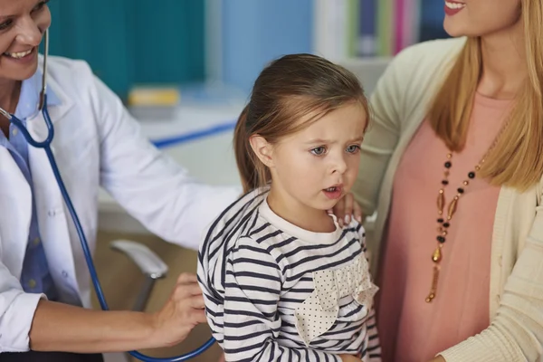 Anne ve kızı bir doktor ziyaret — Stok fotoğraf