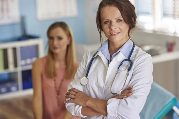 Patient with doctor in office — Stock Photo, Image