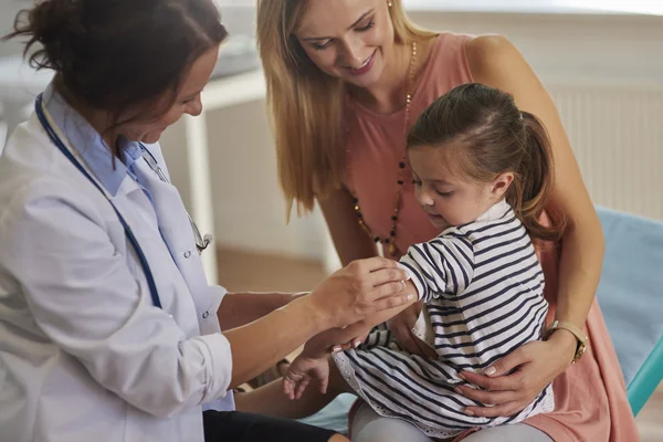 Mor och dotter besöka en läkare — Stockfoto