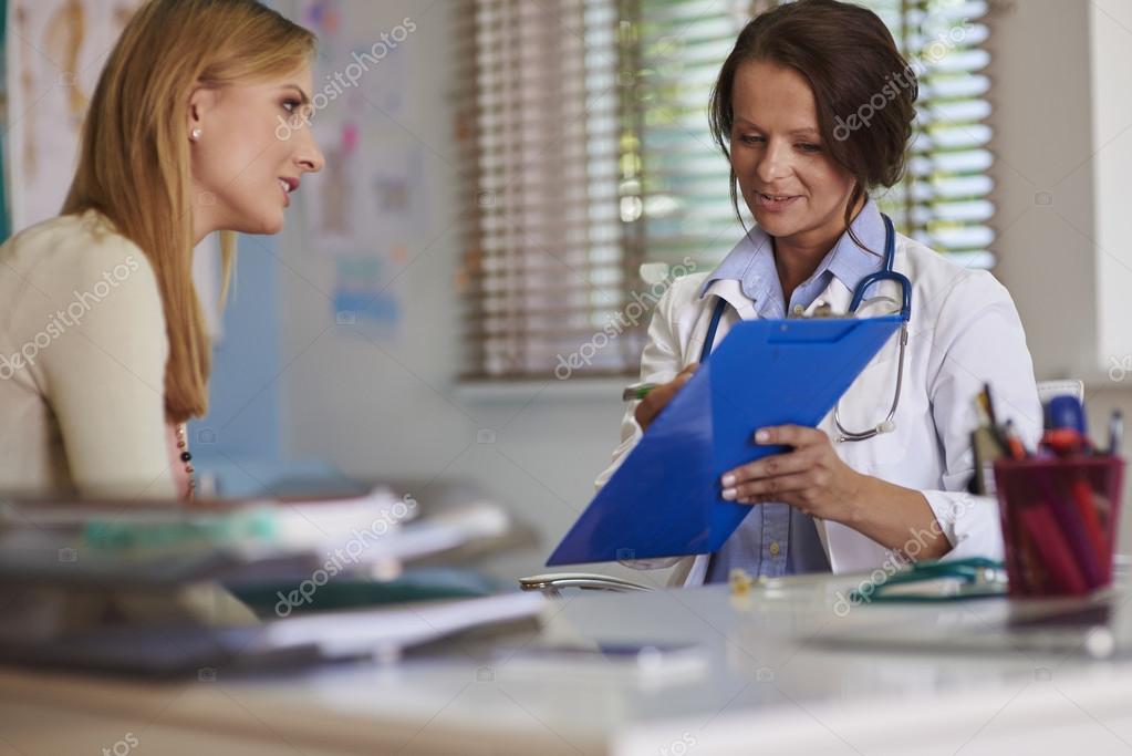 мужчина врач в кабинете. пациенты в очереди. человек прячется. врач с медсестрой в кабинете. кабинет пациента.