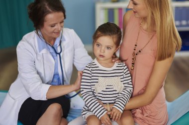 Anne ve kızı bir doktor ziyaret