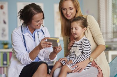 Anne ve kızı bir doktor ziyaret