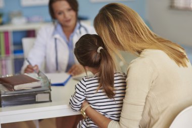 Anne ve kızı bir doktor ziyaret