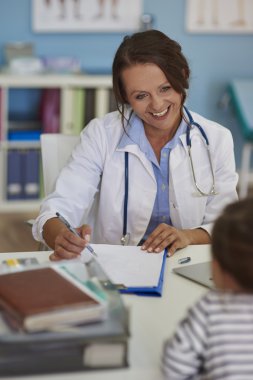 Kadın doktor çocuklar ile çalışma seviyor